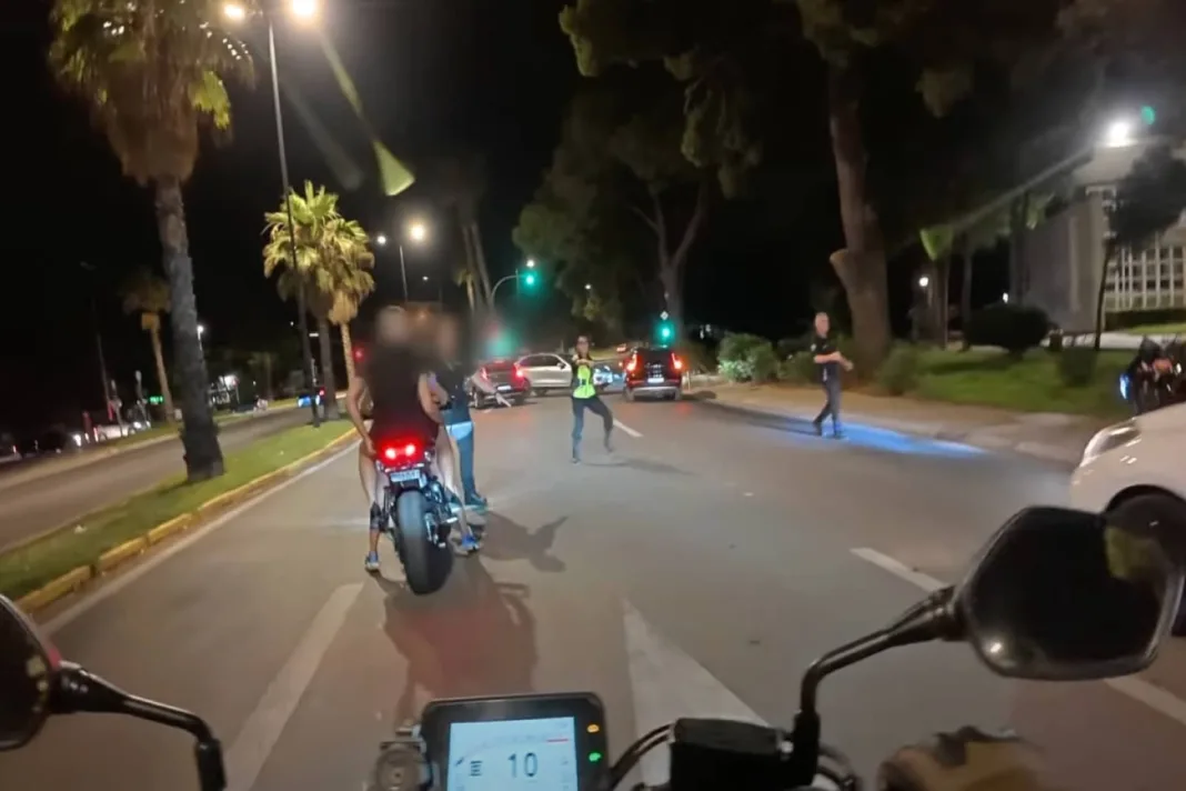 Πανικός σε μπλόκο στη Βουλιαγμένη: Αστυνομία σταματά μηχανόβιους χωρίς κράνος (βίντεο)