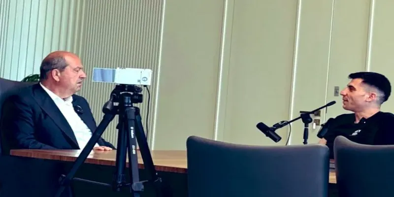 Φειδίας: Διευκρινίζει γιατί δεν αναγνωρίζει τον Τατάρ ως «πρόεδρο» στο νέο podcast (VID)